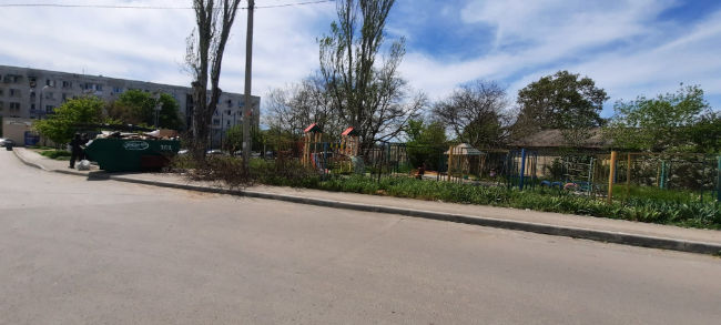 Детская площадка у дома номер 109 по улице Хрусталева в Севастополе