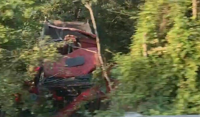 грузовик совершил наезд на дорожное металлическое ограждение и съехал с дороги в лесные насаждения