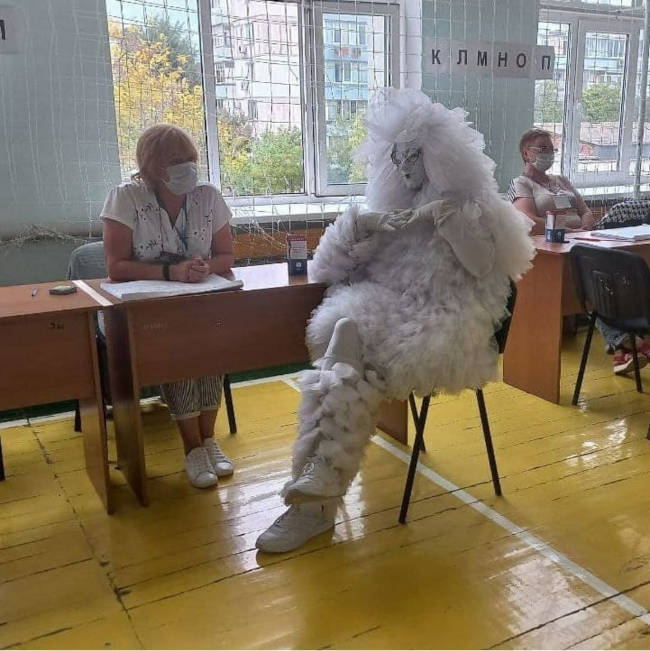 В другой части Крыма выбирать будущее явился человек в костюме из белых перьев и в гриме Пьеро