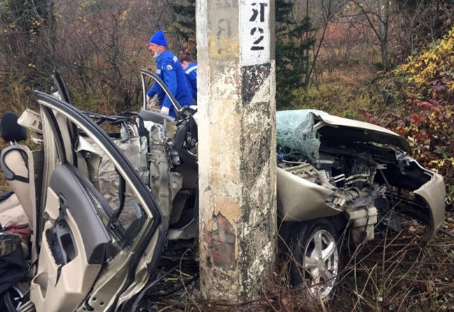 В Крыму Hyundai столкнулся с электроопорой, погибли два человека