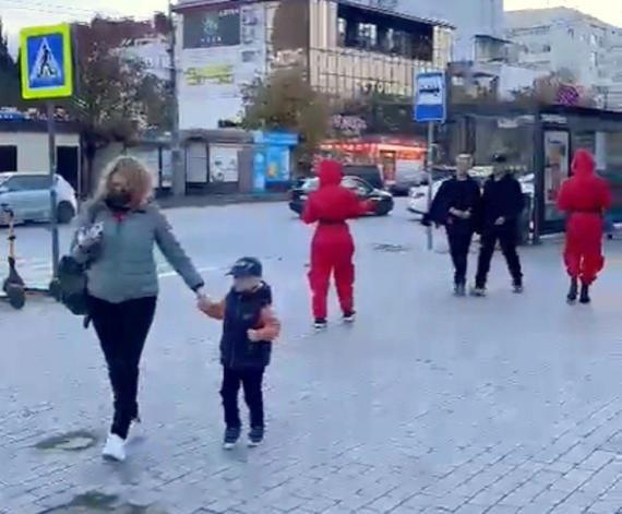 Вчера на Фадеева видела ребят в ярко-красных костюмах из сериала „Игра в кальмара”. Раздавали визитки