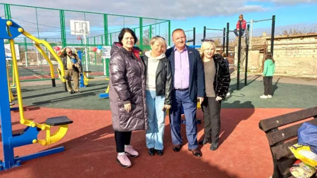 В итоге, в ходе очередной фотосессии на месте, где Нахимовский муниципалитет разместил детский комплекс, Татьяна Щербакова сообщает