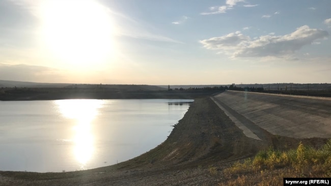 Вода ушла от плотины Белогорского водохранилища