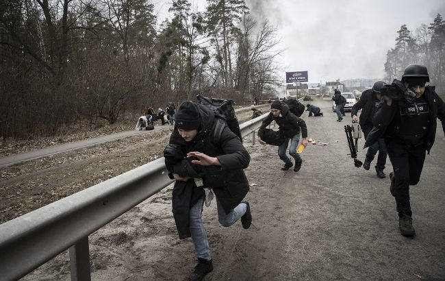 В воскресенье, 6 марта, из Ирпеня пытались эвакуировать мирных жителей. Однако, когда люди выходили к эвакуационным автобусам, российские войска открыли по ним огонь из минометов