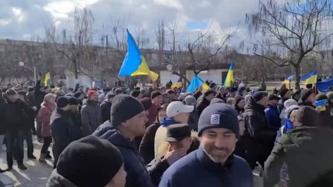 Сегодня тысячи жителей Новой Каховки объединились и вышли на митинг, чтобы показать российским оккупантам, что их город – это Украина