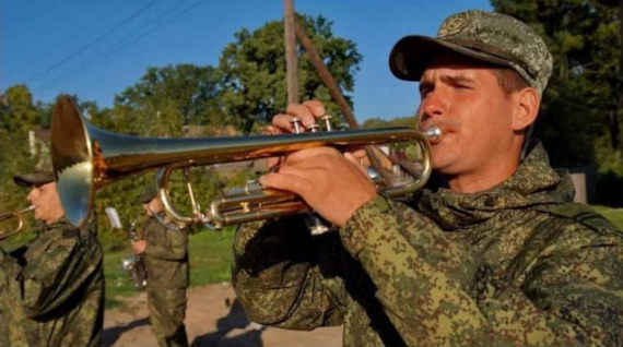 Уроженец Оренбургской области 26-летний контрактник Александр Карпеев служил в военном оркестре Клинцовского гарнизона в звании старшего сержанта