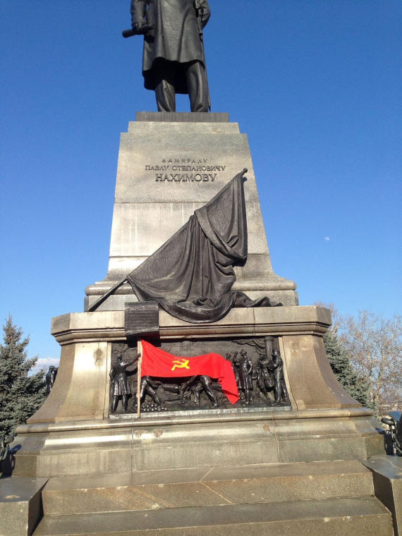 разместил вчера красный флаг у подножия памятника Нахимову на одноименной площади