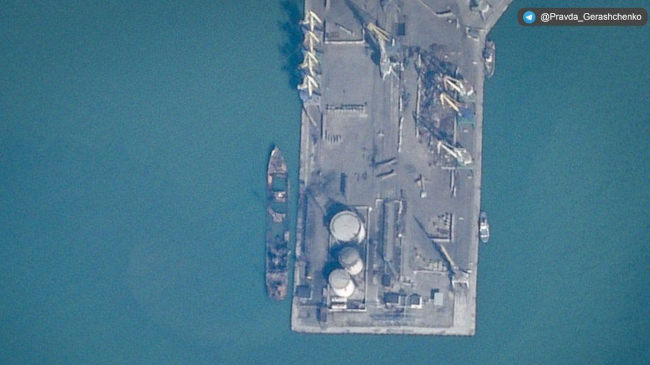 виден российский военный корабль «Саратов», подбитый и затопленный в порту Бердянск. Спутниковые снимки 30 марта 2022 года