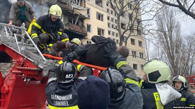 В Оболонском районе Киева артиллерийский снаряд попал в девятиэтажный жилой дом