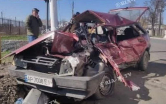 Сегодня на ул. Белякова в Мелитополе вражеский грузовик буквально раздавил ВАЗ с пассажирами