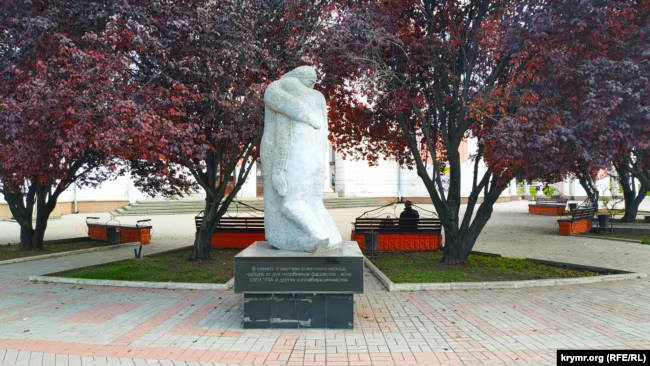 памятник под названием «Выстрел в спину» в Симферополе