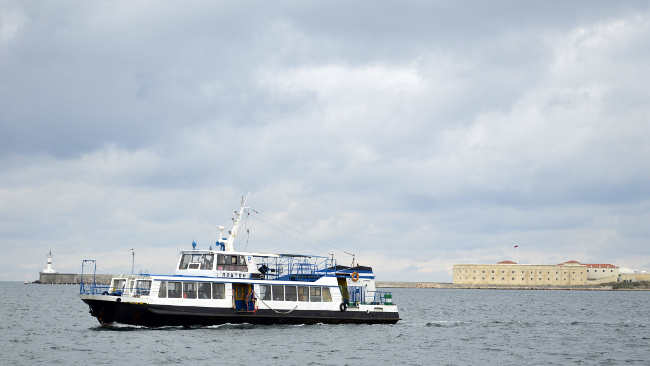 пассажирский катер в Севастопольской бухте