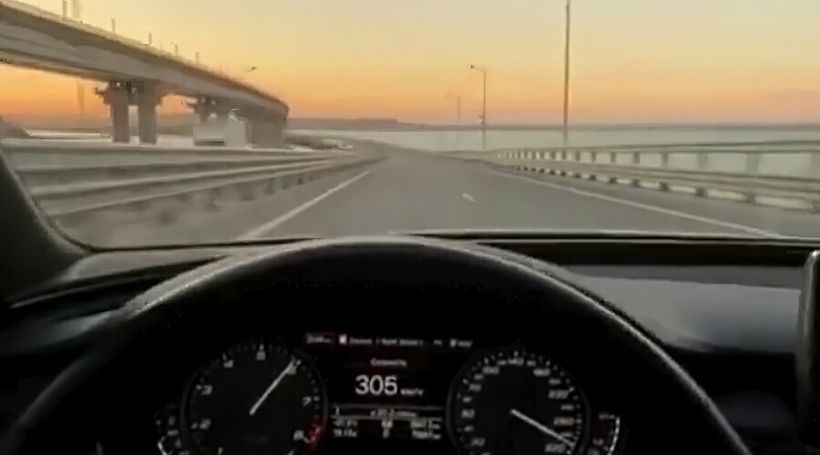 В социальных сетях появилось видео проезда иномарки по Керченскому мосту со скоростью 305 км/ч