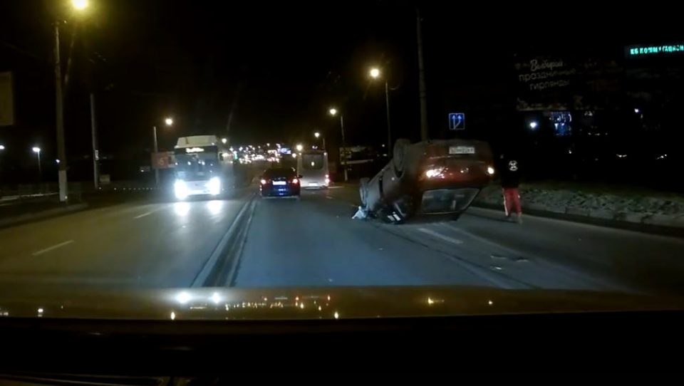 В Севастополе на дороге перевернулся автомобиль
