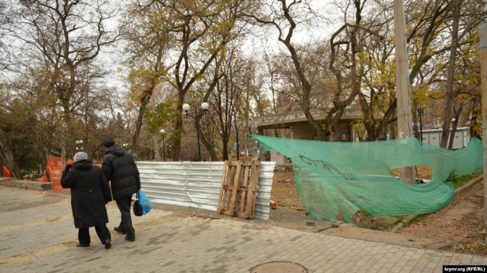 Строительные работы в Детском парке в центре Севастополя