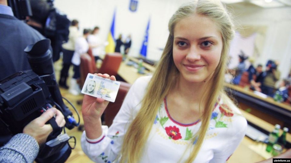 В 2020 году за оформлением биометрических паспортных документов в Государственную миграционную службу Украины в Херсонской области обратились более 9 тысяч крымчан