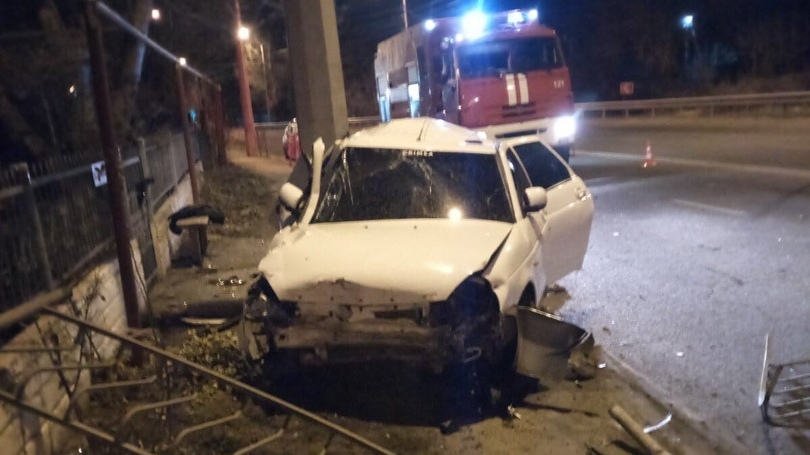 Водитель автомобиля «Лада Приора» погиб при столкновении с бетонным столбом