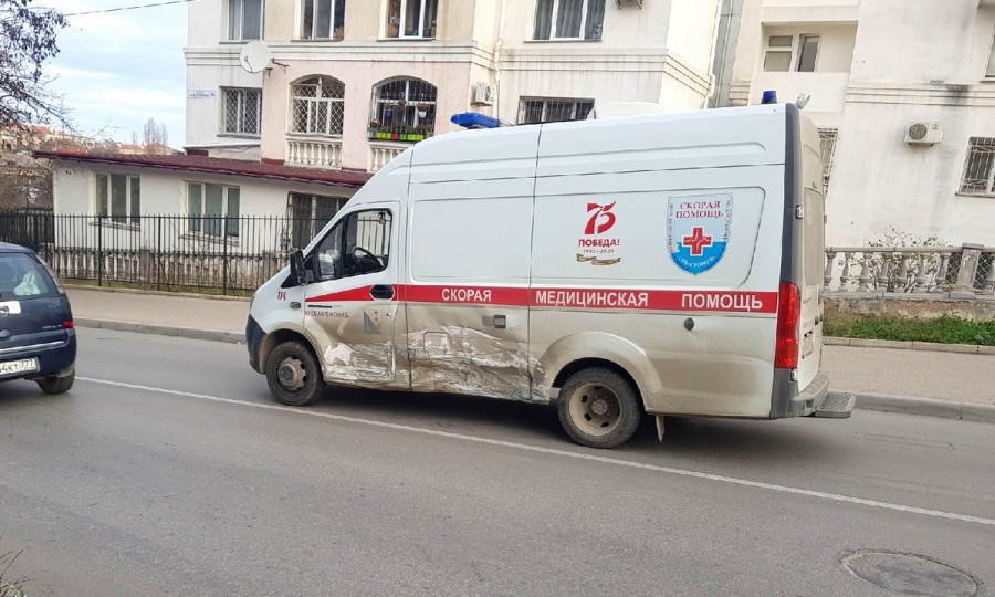 Скорая в Севастополе попала в аварию