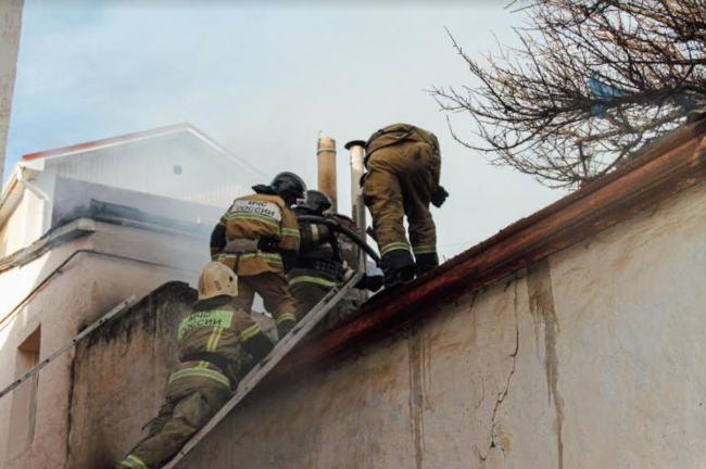 В Севастополе на улице Нефёдова горел частный жилой дом