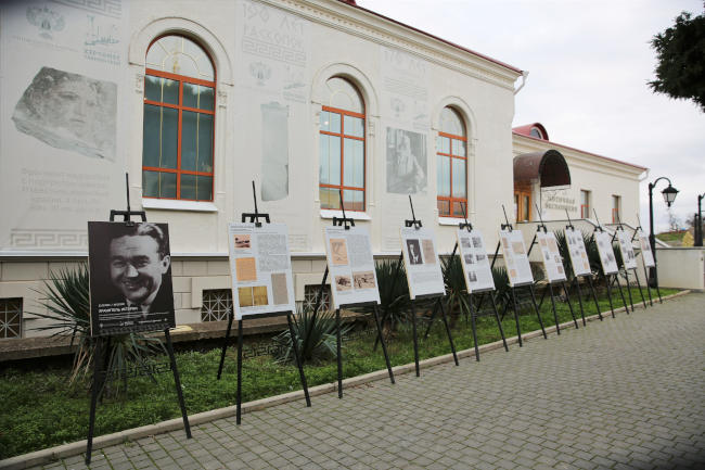 На территории музея-заповедника «Херсонес Таврический» работает стендовая выставка, приуроченная к 110-й годовщине со дня рождения Станислава Францевича Стржелецкого.