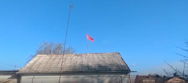 Над одним из домов в центре Евпатории появился американский флаг времен гражданской войны.