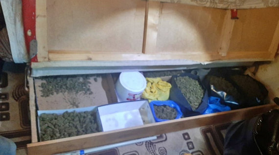 Крымские полицейские задержали жителя Судака, который хранил у себя дома более 13 кг марихуаны
