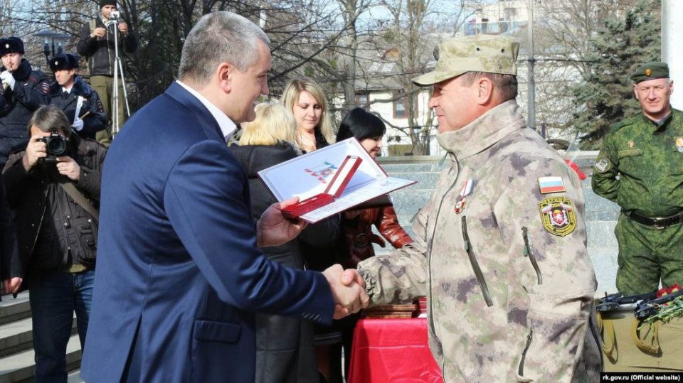 Глава Крыма Сергей Аксенов вручает награду крымскому «ополченцу»