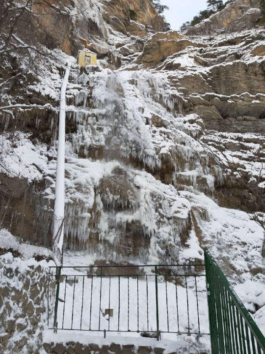 льдом сковало водопад Учан-Су, расположенный на высоте 390 метров над уровнем моря. Его высота составляет более 98 метров