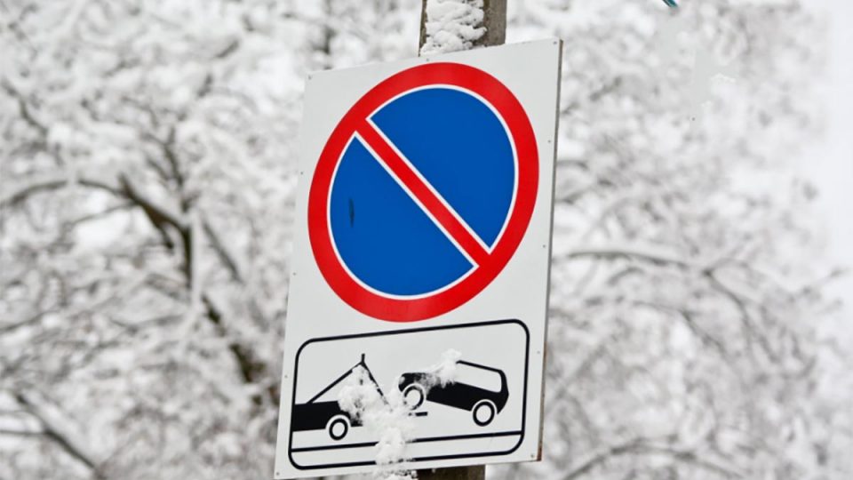 знак стоянка запрещена зима