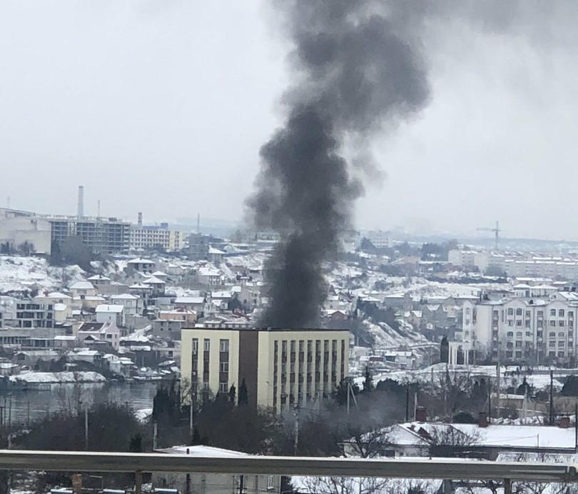 В Севастополе произошел пожар на списанном корабле Черноморского флота