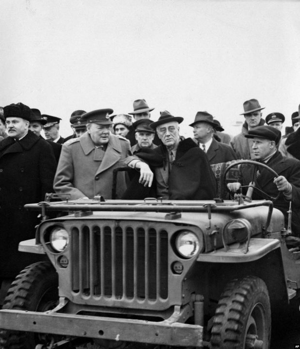 Президент Рузвельт (на фото в центре) прилетел в Крым из Мальты