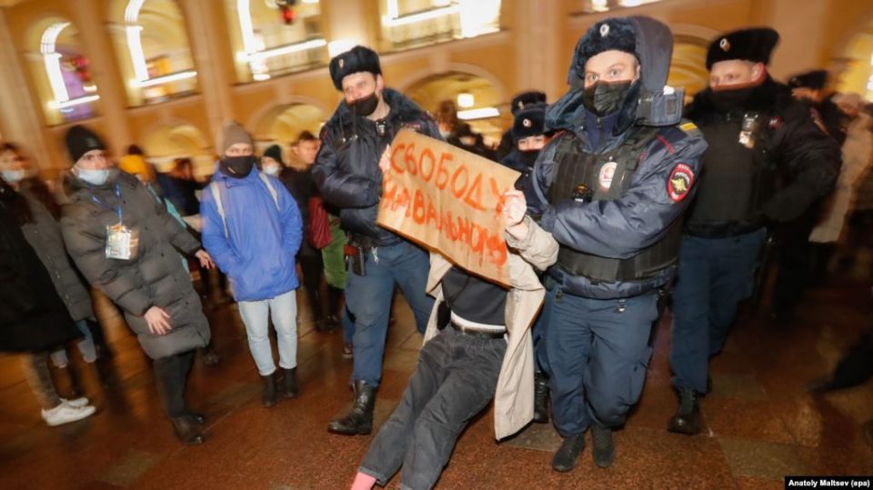 Полиция задерживает сторонника Алексея Навального