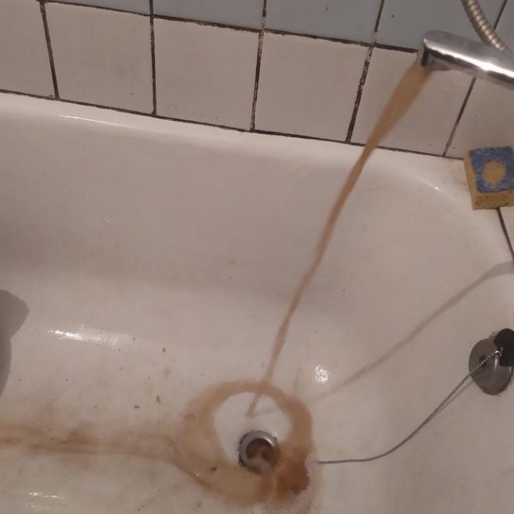 Жители Симферополя жалуются на желтую воду из крана с запахом канализации