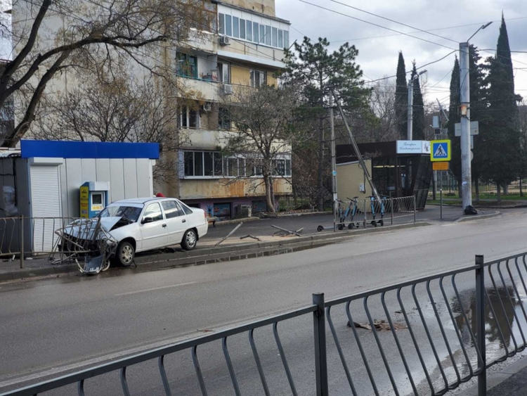 Тротуарные ограждения повреждены в результате ДТП, которое произошло в Севастополе на улице Истомина