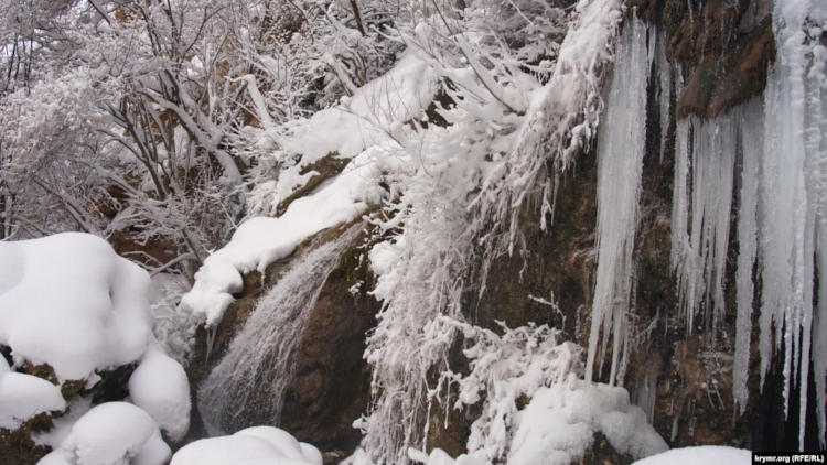 зима водопад Су-Учхан (с крымскотатарского – «Падающая вода»)