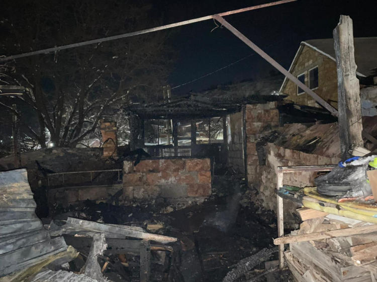 пожар в частном доме в Бахчисарае произошел 14 февраля. Из огня удалось спасти 16-летнюю девочку и 2-летнего мальчика