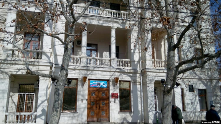 здание бывшей гостиницы «Киста» на площади Нахимова в центре Севастополя