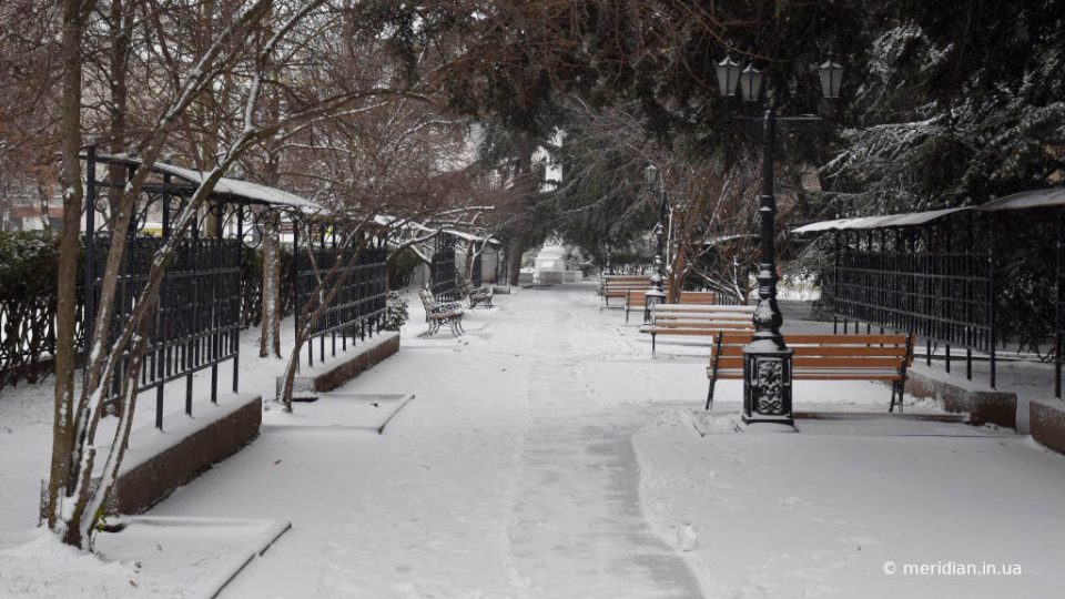 снег на Приморском бульваре в Севастополе