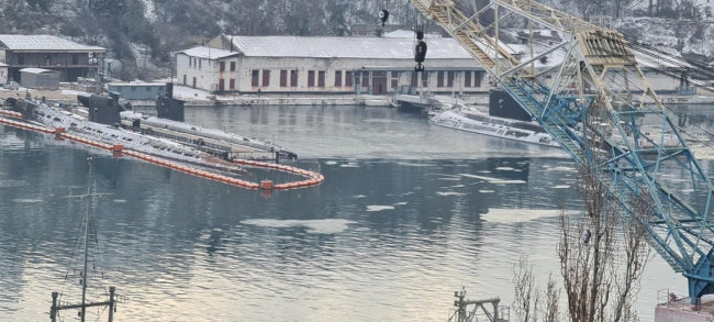 Южную бухту Севастополя частично сковало тонкой коркой льда.