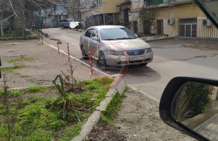 Только одну дверь – у водительского сиденья – оставил свободной неизвестный севастопольский мститель, задувший монтажной пеной стыки остальных трёх дверей автомобиля