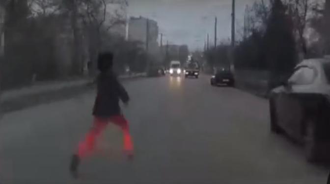 В Севастополе дети бросаются под колёса ради лайков