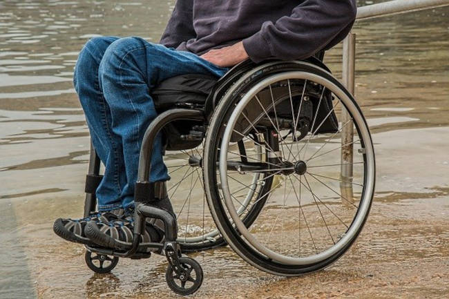 инвалид в коляске