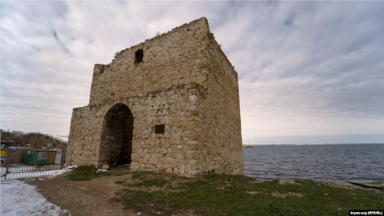 Доковая башня XIV века в Феодосии