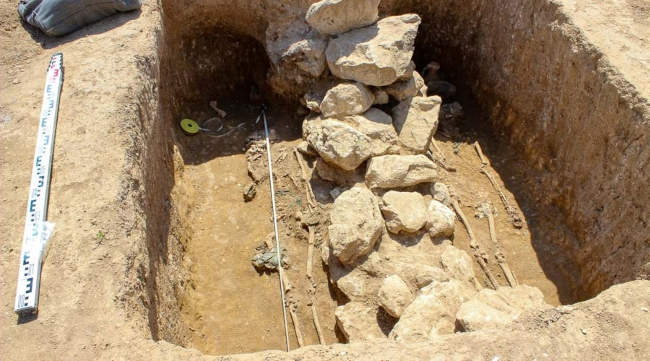 Древнее погребальное сооружение с человеческими останками