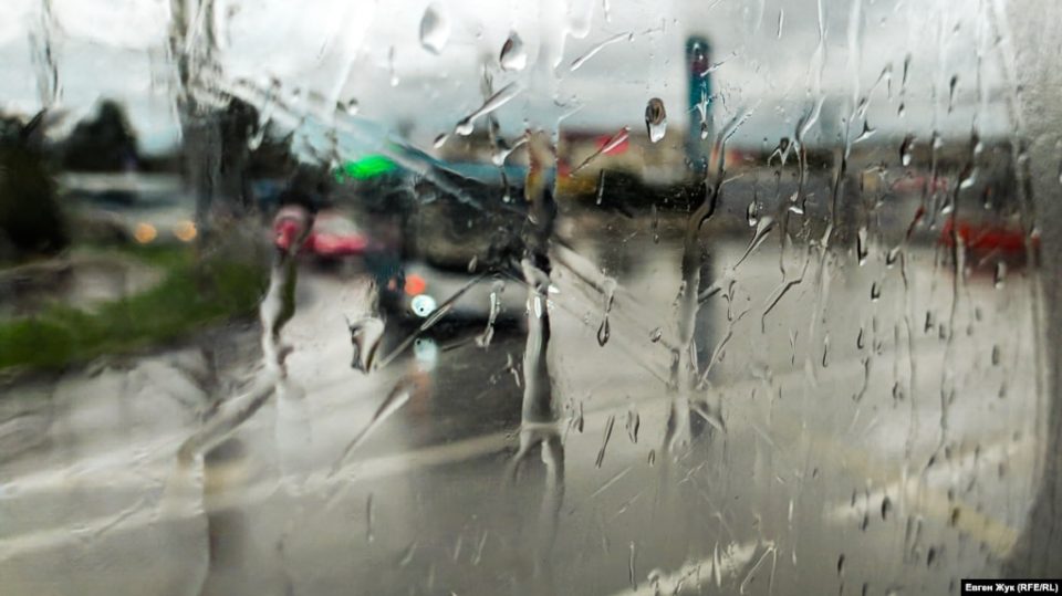 капли дождя на автомобильном стекле
