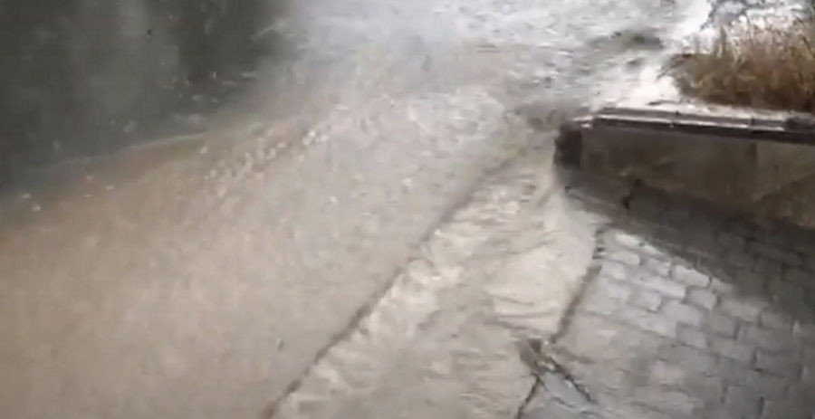 Жителям улицы Декабристов в Севастополе приходится бороться с последствиями потопа после каждого дождя