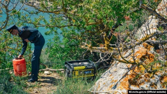 Лагерь у сгоревшего пляжа Баунти в Севастополе