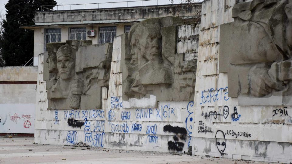 Памятник «Штык и парус» в Севастополе