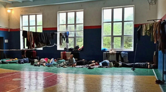 Сотрудники севастопольского МЧС эвакуировали группу туристов из Свердловской области, чей палаточный лагерь затопило из-за дождя