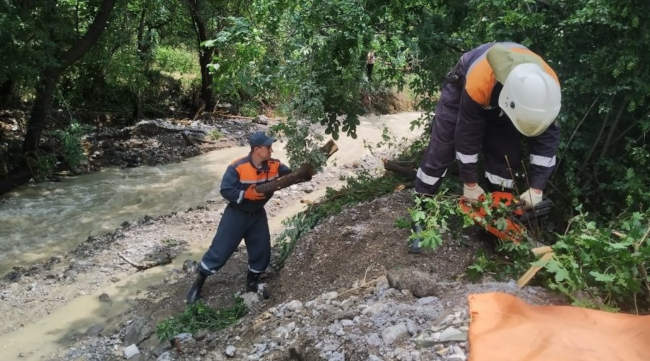 Сотрудники МЧС построили в Ялте дамбы